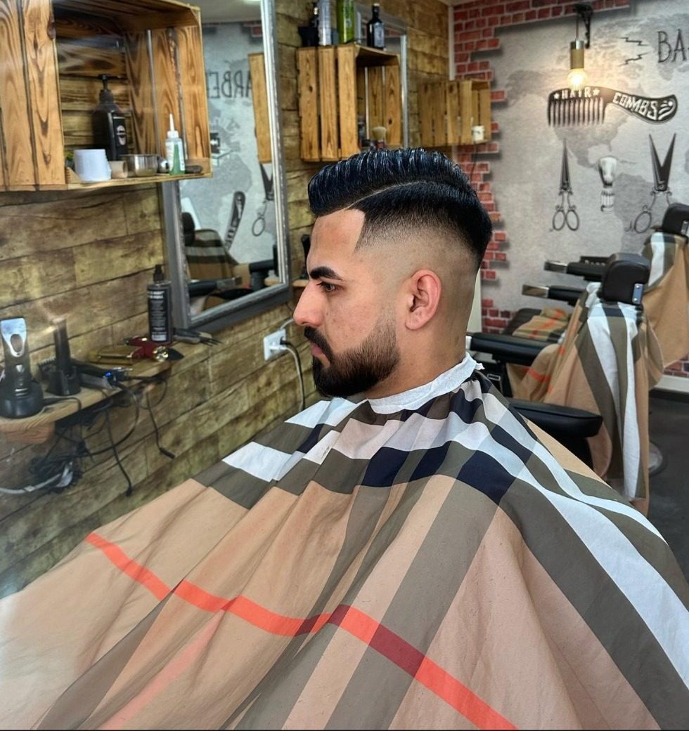 Quiff mit Skin Fade und Vollbart
