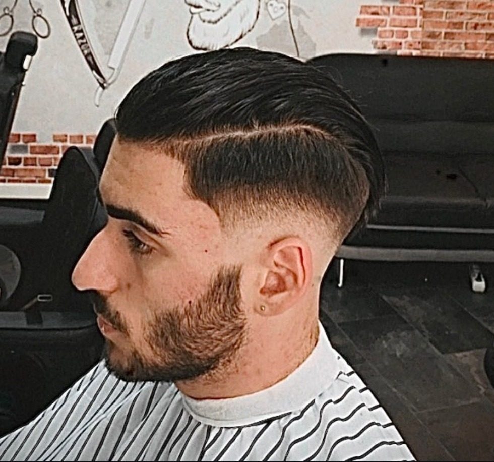 Zurückgekämmt mit Low Fade